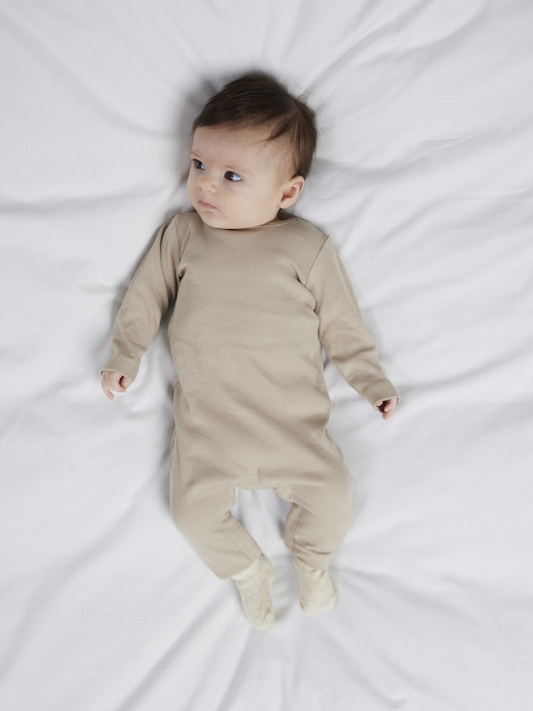 Beige sparkdräkt till baby flicka och pojke. Söt neutral jumpsuit, onesies till nyfödd bebis. Ekologiska barnkläder från Name it.
NBNNAKAL LS SUIT NOOS
13248497