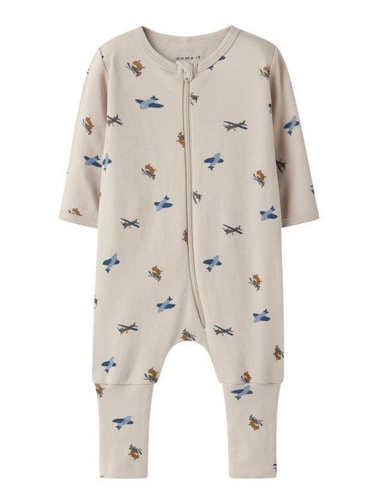 Beige baby pyjamas med flygplan till pojke. Vikbar mudd så man kan välja om man vill ha fot eller utan fot till sin nyfödda eller lilla barn.
NBMNIGHTSUIT ZIP FF AIRPLANE NOOS
13248630