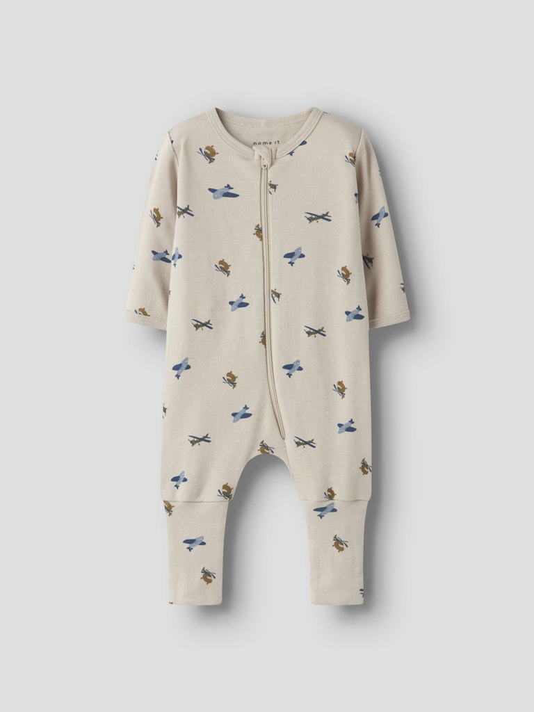 Beige baby pyjamas med flygplan till pojke. Vikbar mudd så man kan välja om man vill ha fot eller utan fot till sin nyfödda eller lilla barn.
NBMNIGHTSUIT ZIP FF AIRPLANE NOOS