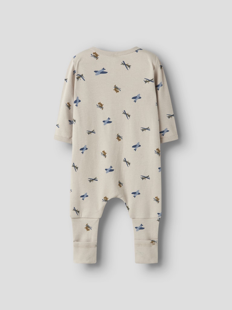 Beige baby pyjamas med flygplan till pojke. Vikbar mudd så man kan välja om man vill ha fot eller utan fot till sin nyfödda eller lilla barn.
NBMNIGHTSUIT ZIP FF AIRPLANE NOOS