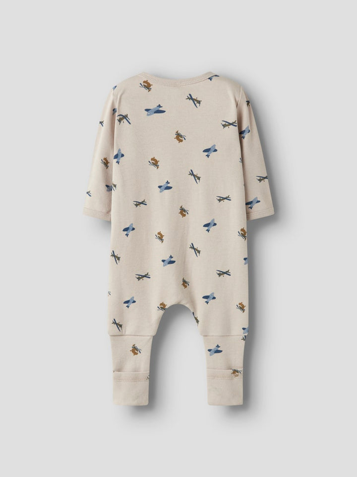 Beige baby pyjamas med flygplan till pojke. Vikbar mudd så man kan välja om man vill ha fot eller utan fot till sin nyfödda eller lilla barn.
NBMNIGHTSUIT ZIP FF AIRPLANE NOOS