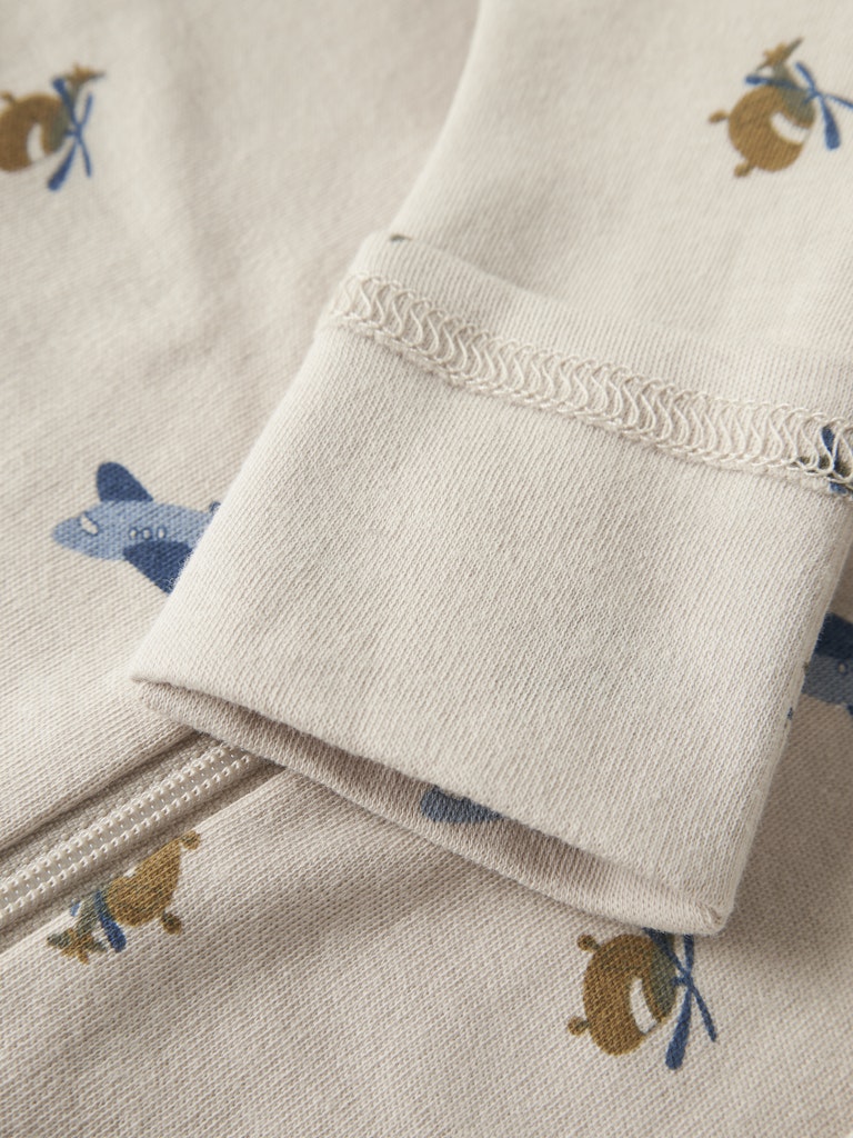 Beige baby pyjamas med flygplan till pojke. Vikbar mudd så man kan välja om man vill ha fot eller utan fot till sin nyfödda eller lilla barn.
NBMNIGHTSUIT ZIP FF AIRPLANE NOOS