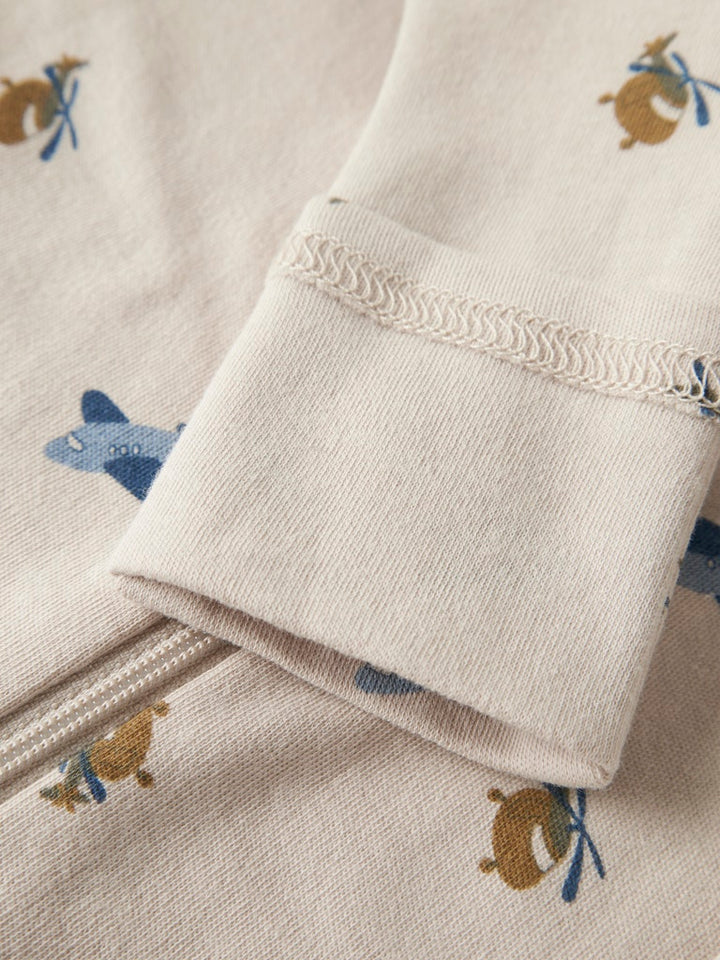 Beige baby pyjamas med flygplan till pojke. Vikbar mudd så man kan välja om man vill ha fot eller utan fot till sin nyfödda eller lilla barn.
NBMNIGHTSUIT ZIP FF AIRPLANE NOOS