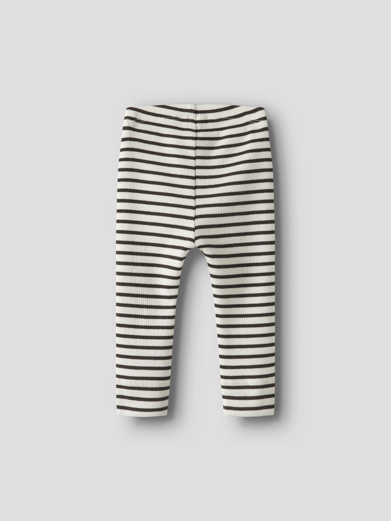 Randiga baby byxor i brun och naturvit som passar både bebis pojke och bebis flicka. Ekologiska babykläder från Name it.
NBNBANI XSL LEGGING NOOS
13231711