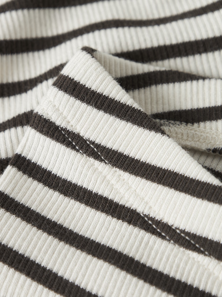 Randiga baby byxor i brun och naturvit som passar både bebis pojke och bebis flicka. Ekologiska babykläder från Name it.
NBNBANI XSL LEGGING NOOS
13231711