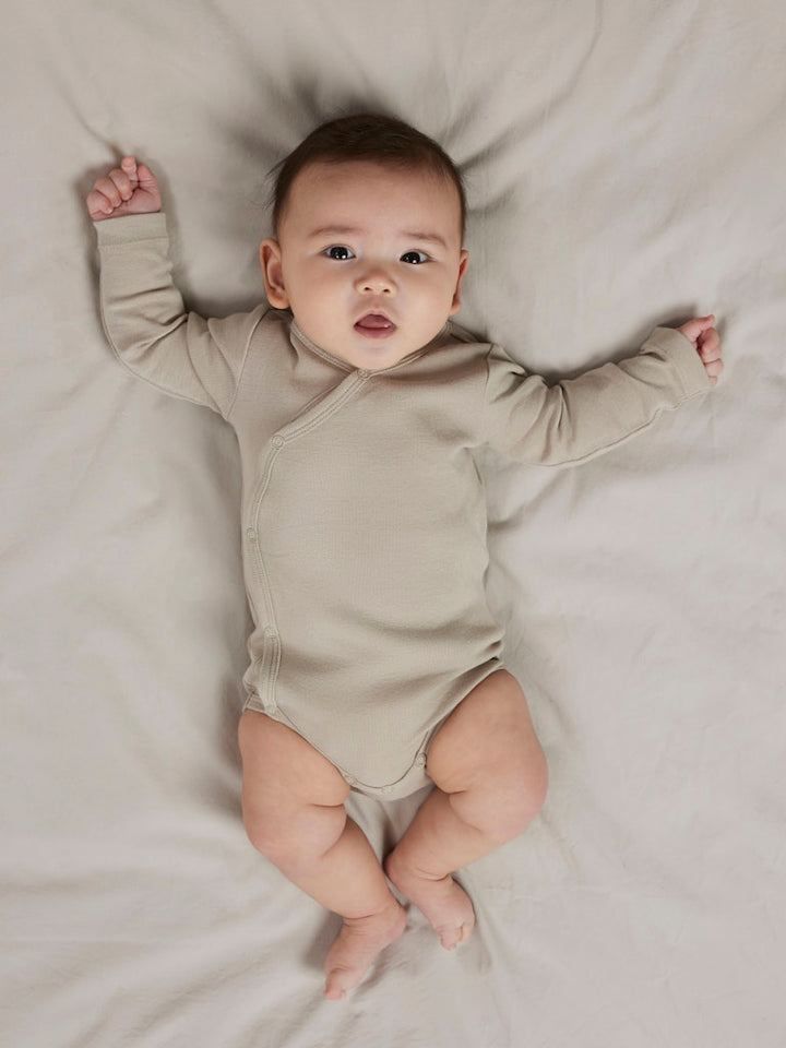 2 pack omlott baby body till flicka och pojke. Ekologiska bebis kläder från Name it. Beige långärmad body med omlottknäppning
NBNBODY 2P LS WRAP SOLID NOOS
13248727