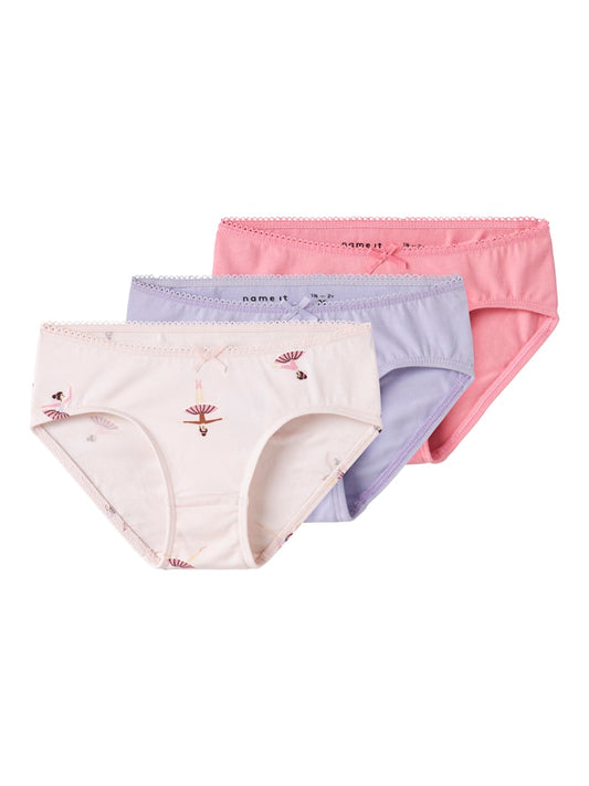 3-pack trosor till flicka. Rosa och lila enfärgade briefs och sedan en ljusrosa med ballerina.
NMFBRIEFS 3P BALLARINA NOOS
13248320