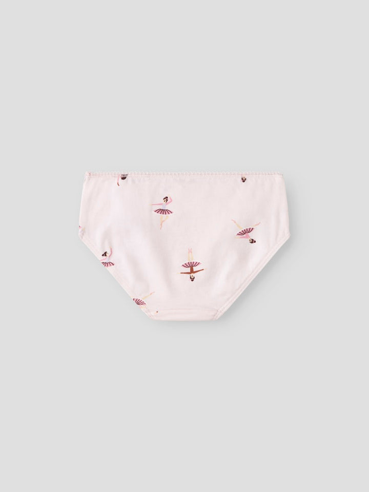 3-pack trosor till flicka. Rosa och lila enfärgade briefs och sedan en ljusrosa med ballerina.
NMFBRIEFS 3P BALLARINA NOOS
13248320
