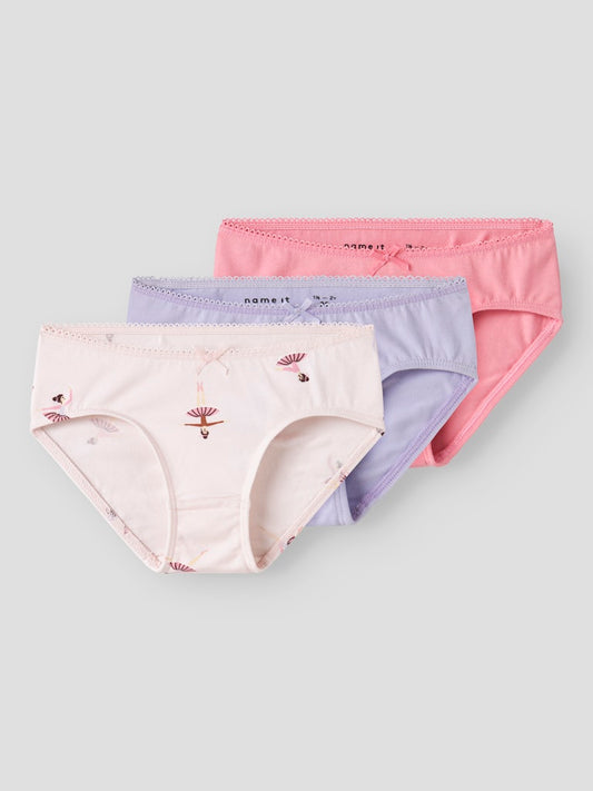 3-pack trosor till flicka. Rosa och lila enfärgade briefs och sedan en ljusrosa med ballerina.
NMFBRIEFS 3P BALLARINA NOOS
13248320