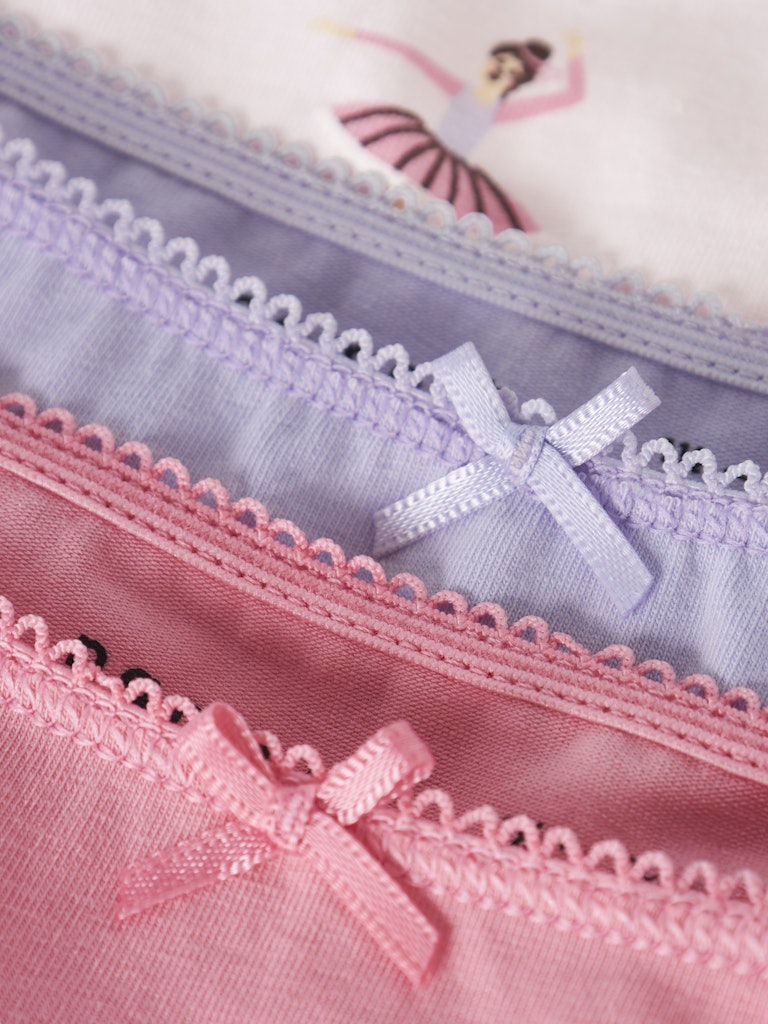 3-pack trosor till flicka. Rosa och lila enfärgade briefs och sedan en ljusrosa med ballerina.
NMFBRIEFS 3P BALLARINA NOOS
13248320