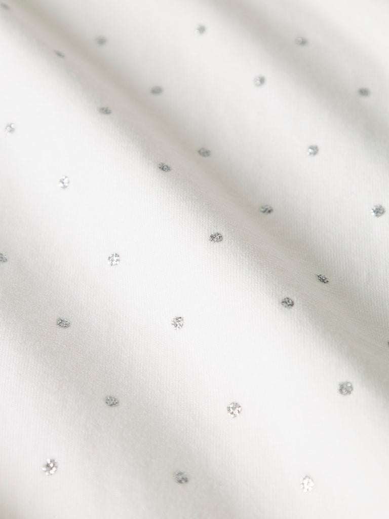 Glitter t-shirt till flicka. Tjej tröja med glittrande prickar framtill. Vit ekologisk topp från Nameit.
NKFRUAJA SS NREG TOP NOOS
13249376