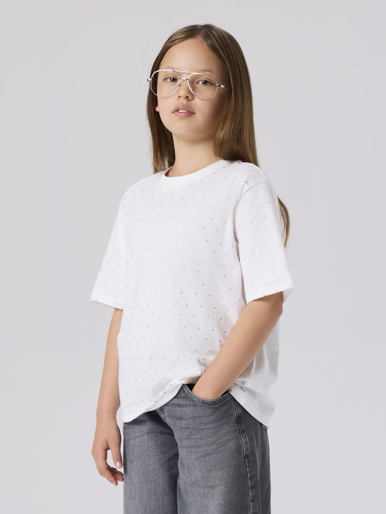 Glitter t-shirt till flicka. Tjej tröja med glittrande prickar framtill. Vit ekologisk topp från Nameit.
NKFRUAJA SS NREG TOP NOOS
13249376