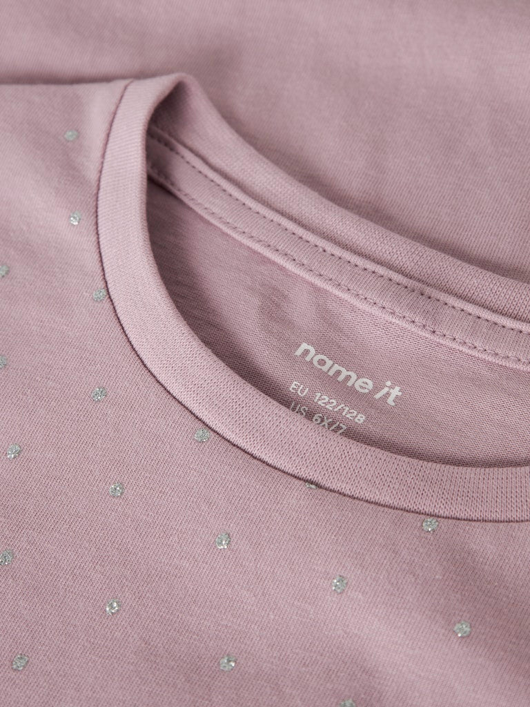Glitter t-shirt till flicka. Tjej tröja med glittrande prickar framtill. Rosa ekologisk topp från Nameit.
NKFRUAJA SS NREG TOP NOOS
13249376