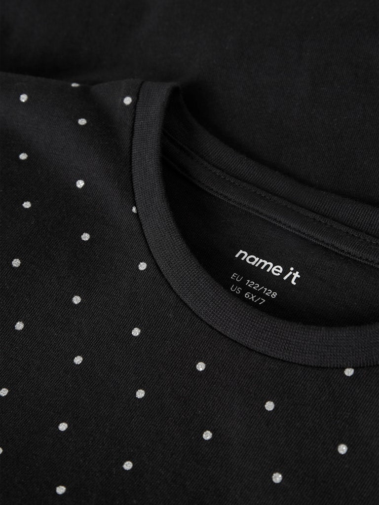 Glitter t-shirt till flicka. Tjej tröja med glittrande prickar framtill. Svart ekologisk topp från Nameit.
NKFRUAJA SS NREG TOP NOOS
13249376