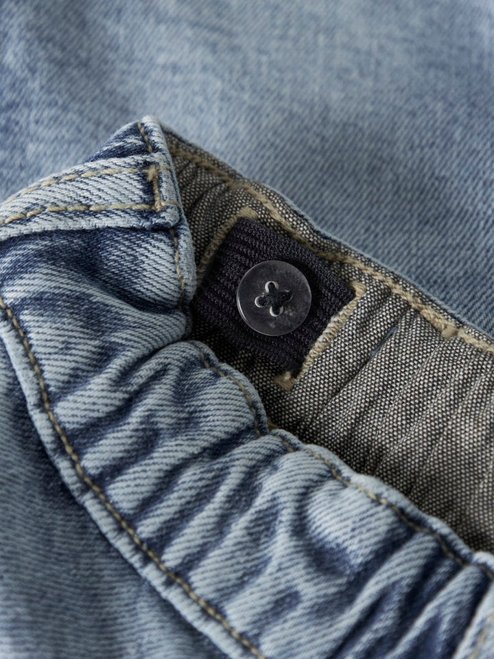 Blå jeans till pojke. Joggers i en skön dra på modell. Ekologiska byxor från Name it.
NMMBEN TAP JEANS CARP 8940-BC NOOS
13242725