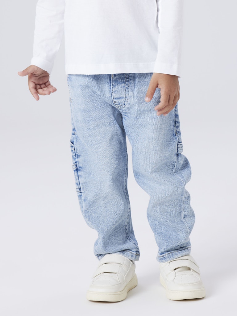 Blå jeans till pojke. Joggers i en skön dra på modell. Ekologiska byxor från Name it.
NMMBEN TAP JEANS CARP 8940-BC NOOS
13242725