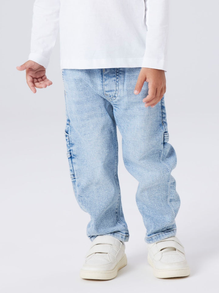 Blå jeans till pojke. Joggers i en skön dra på modell. Ekologiska byxor från Name it.
NMMBEN TAP JEANS CARP 8940-BC NOOS
13242725