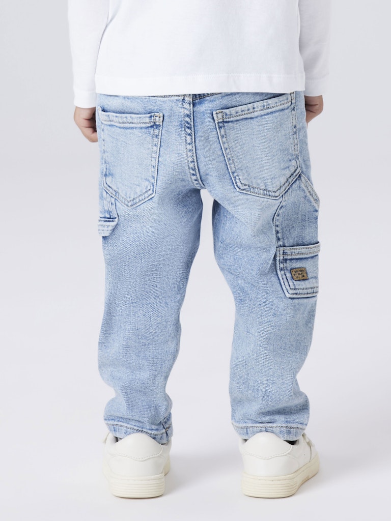 Blå jeans till pojke. Joggers i en skön dra på modell. Ekologiska byxor från Name it.
NMMBEN TAP JEANS CARP 8940-BC NOOS
13242725