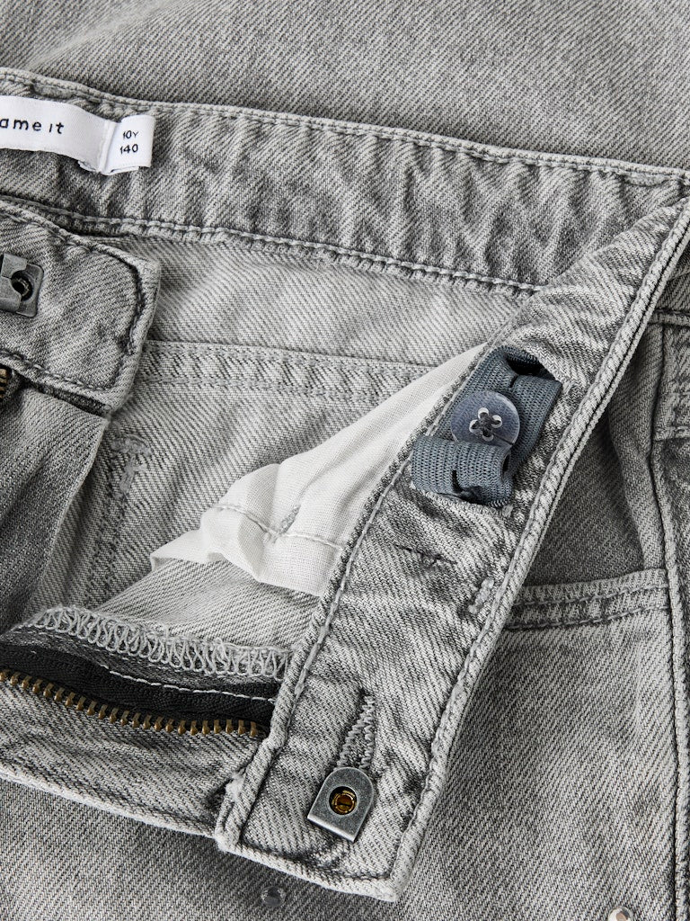 Grå tjej jeans med strass stenar. Ljusgrå rak jeans med glitter pärlor till flicka. Ekologiska barnkläder från Nameit.
NKFROSE ST RHINE JEANS 3366-BE NOOS
13218358