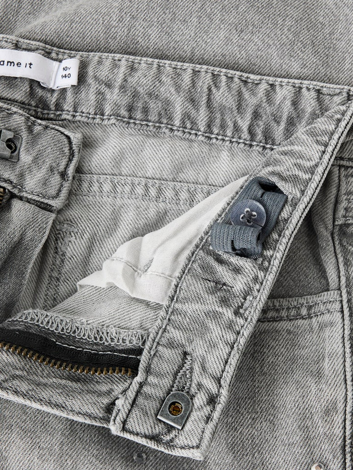 Grå tjej jeans med strass stenar. Ljusgrå rak jeans med glitter pärlor till flicka. Ekologiska barnkläder från Nameit.
NKFROSE ST RHINE JEANS 3366-BE NOOS
13218358