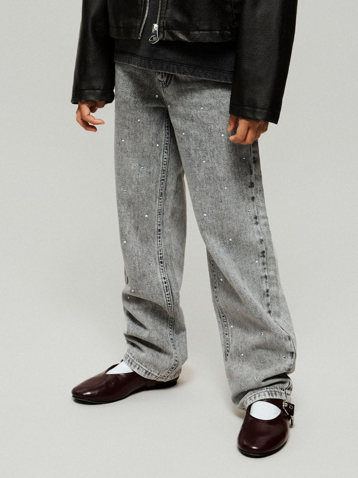 Grå tjej jeans med strass stenar. Ljusgrå rak jeans med glitter pärlor till flicka. Ekologiska barnkläder från Nameit.
NKFROSE ST RHINE JEANS 3366-BE NOOS
13218358