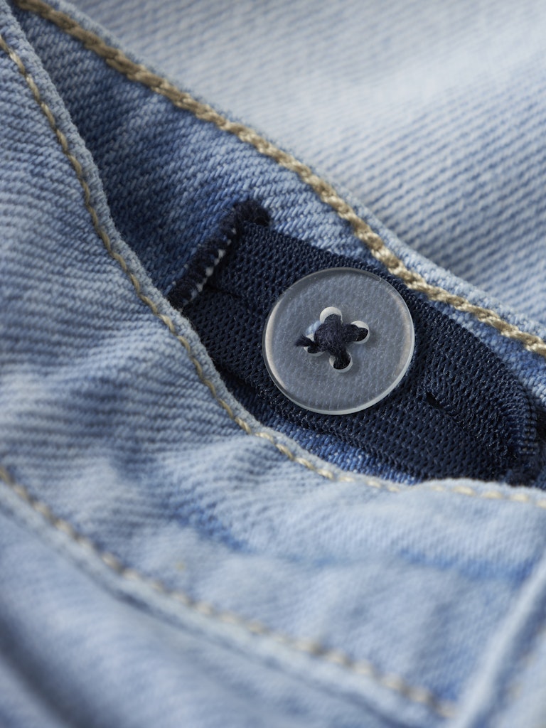 Cool tjej jeans i rak ledig modell med uppvik. Ljus blå jeans byxa till flicka från Name it.
NMFROSE STRAIGHT FOLD JEANS 4224-AZ NOOS
13243802