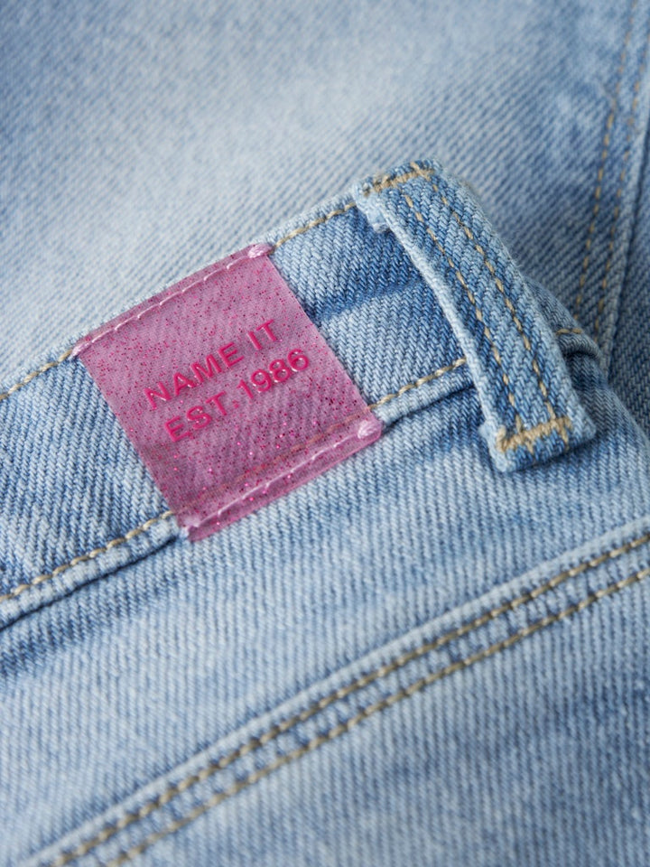 Cool tjej jeans i rak ledig modell med uppvik. Ljus blå jeans byxa till flicka från Name it.
NMFROSE STRAIGHT FOLD JEANS 4224-AZ NOOS
13243802