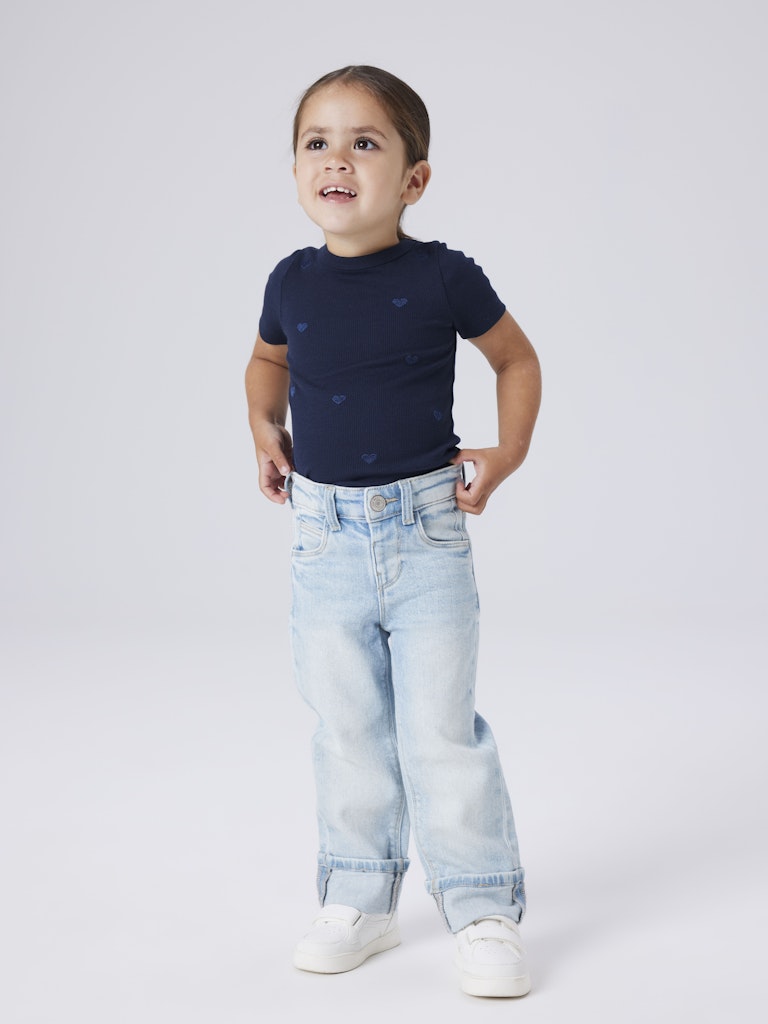 Cool tjej jeans i rak ledig modell med uppvik. Ljus blå jeans byxa till flicka från Name it.
NMFROSE STRAIGHT FOLD JEANS 4224-AZ NOOS
13243802