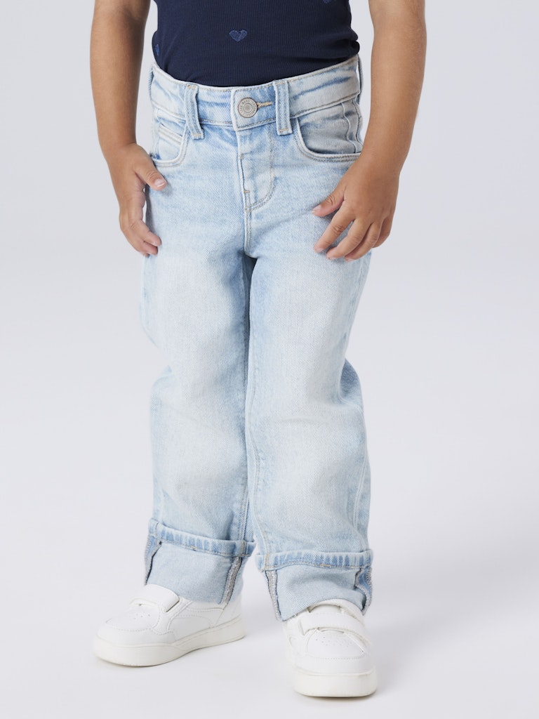 Cool tjej jeans i rak ledig modell med uppvik. Ljus blå jeans byxa till flicka från Name it.
NMFROSE STRAIGHT FOLD JEANS 4224-AZ NOOS
13243802