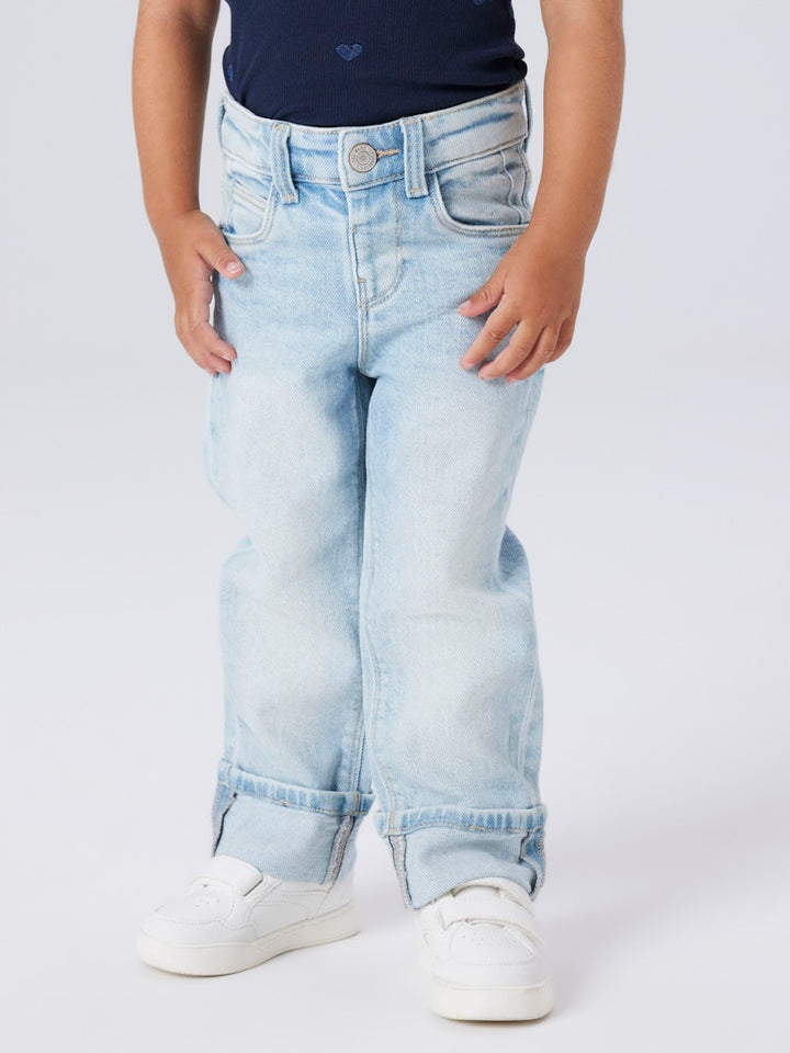 Cool tjej jeans i rak ledig modell med uppvik. Ljus blå jeans byxa till flicka från Name it.
NMFROSE STRAIGHT FOLD JEANS 4224-AZ NOOS
13243802