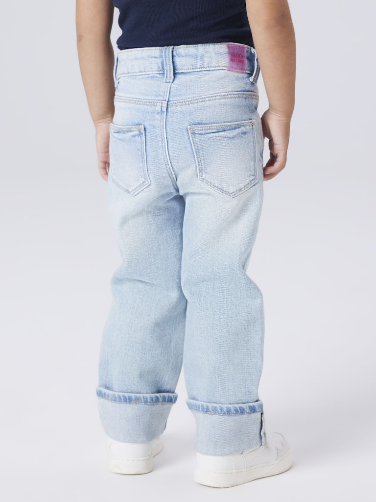 Cool tjej jeans i rak ledig modell med uppvik. Ljus blå jeans byxa till flicka från Name it.
NMFROSE STRAIGHT FOLD JEANS 4224-AZ NOOS
13243802