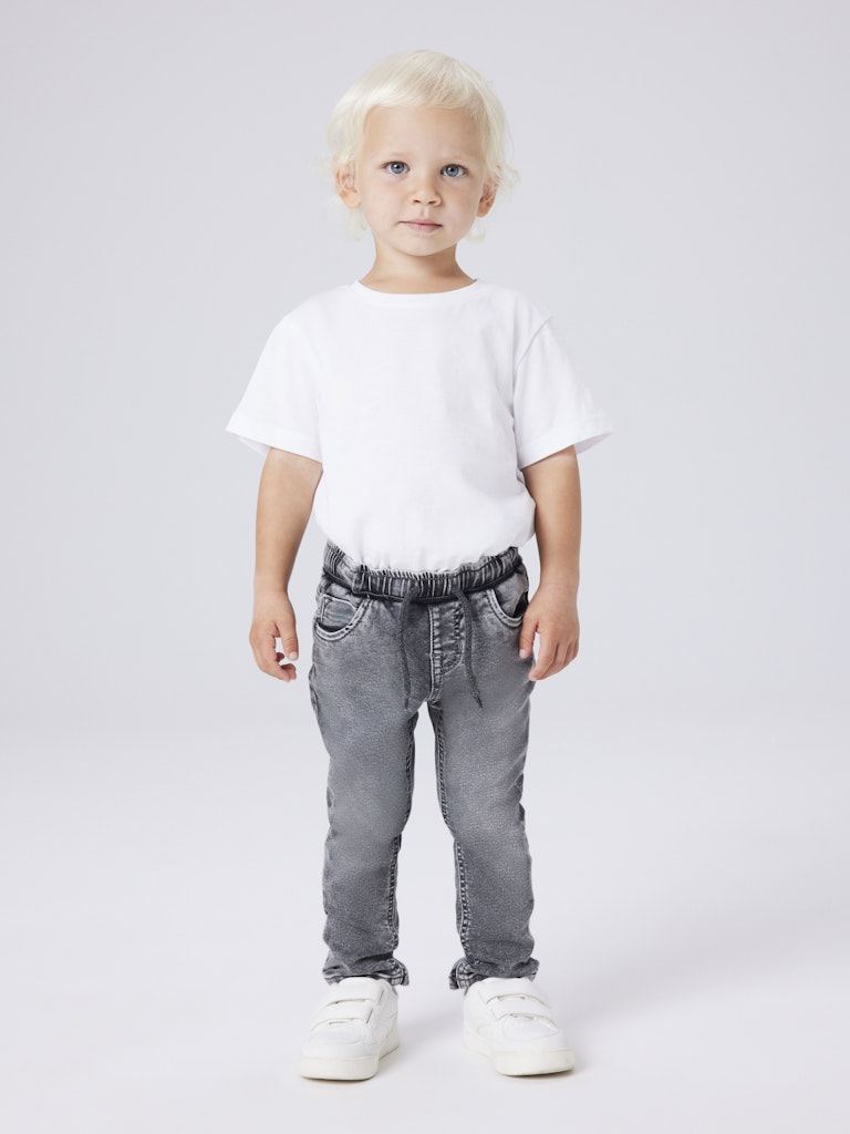 Grå joggers jeans till pojke och flicka i mjuk och skön kvalitet.
NMMRYAN SLIM SWE JEANS 2472-TH NOOS
13212646