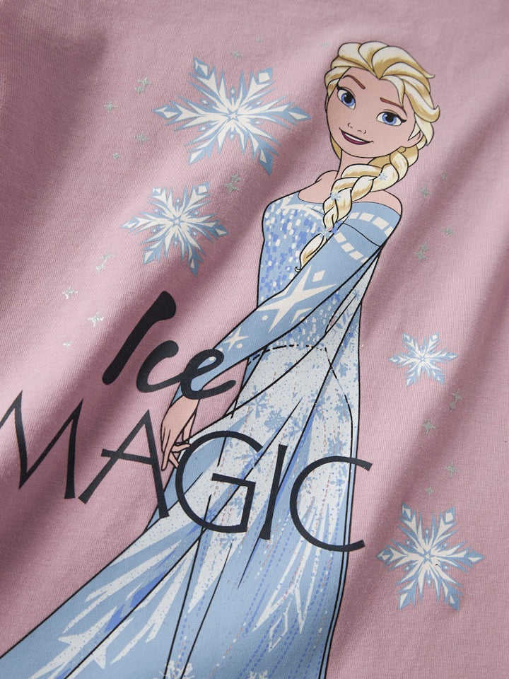 Rosa Frost tröja med motiv av Elsa från filmen Frozen. Söt tröja till flicka, från Nameit.
NMFOSMA FROZEN LS TOP BOX LNOOS WDI
13249735