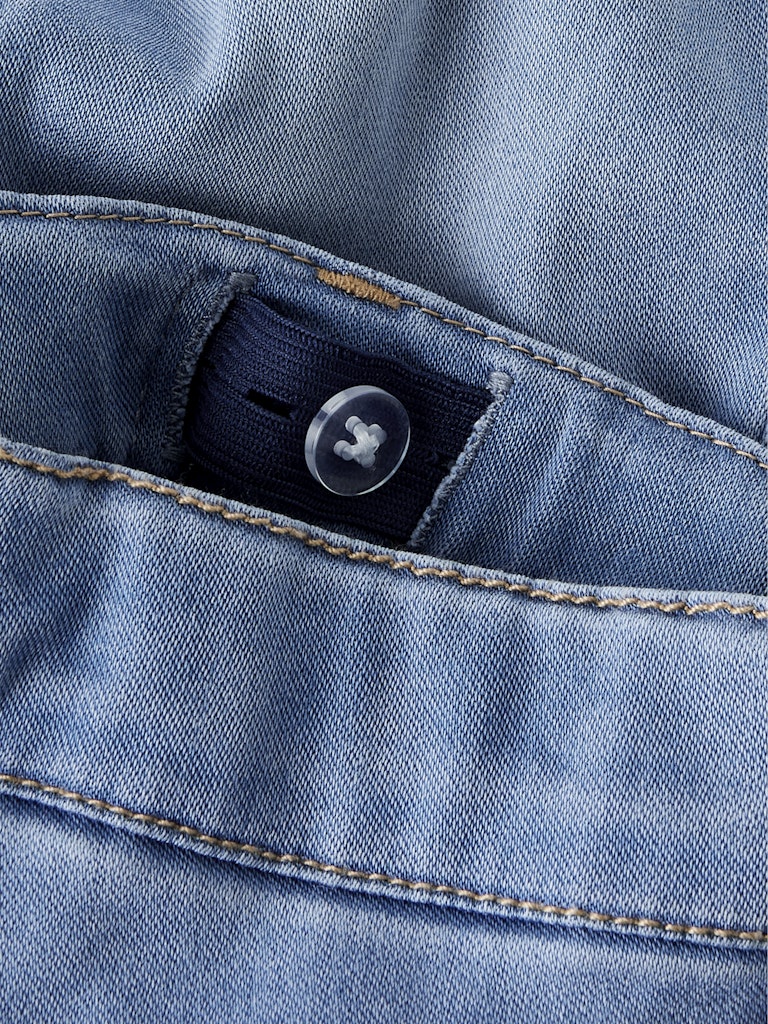 Blå jeans leggings till flicka. Stretchiga jeans i slim fit, byxor till liten tjej från Name it.
NMFSALLI SLIM DNM LEGGING 5357-TO NOOS
13237180