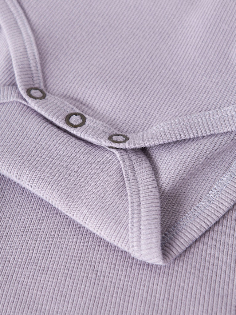 Söt lila ribbad baby body till bebis flicka. Body i ekologisk bomull till nyfödd från Name it.
NBFKAB LS BODY NOOS
13198038