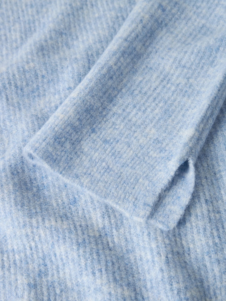 Blå stickad tröja från Lmtd, till tjej. Ungdomskläder till flicka.
NLFKLEAVE LS SHORT KNIT NOOS
13245653