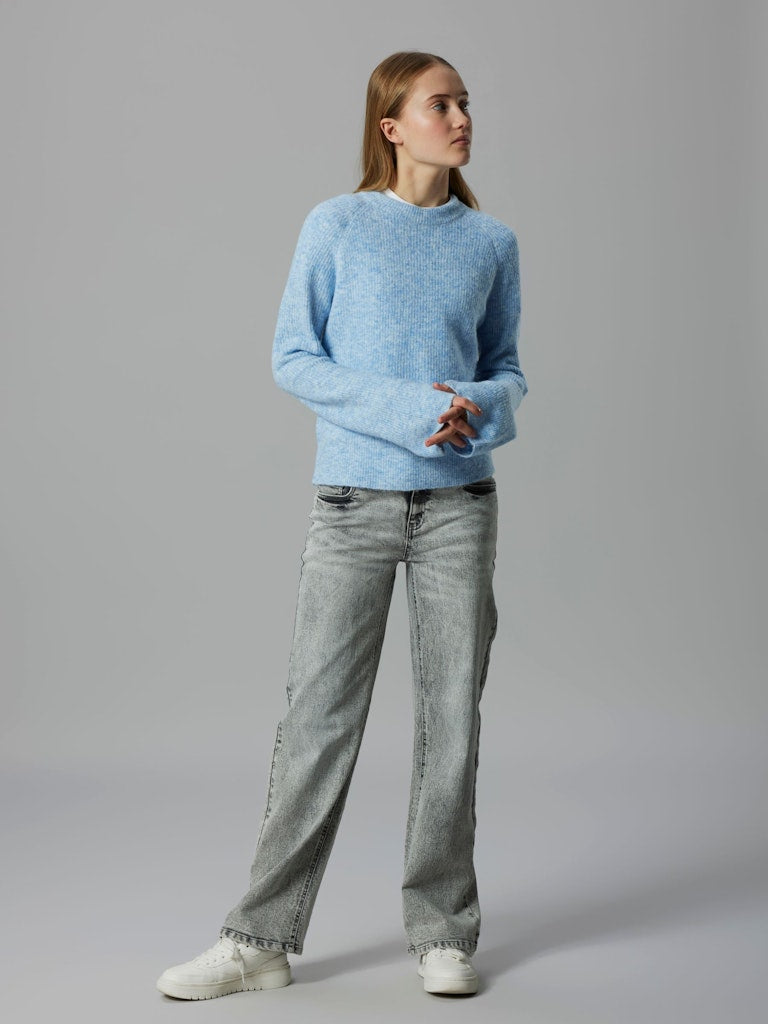 Blå stickad tröja från Lmtd, till tjej. Ungdomskläder till flicka.
NLFKLEAVE LS SHORT KNIT NOOS
13245653