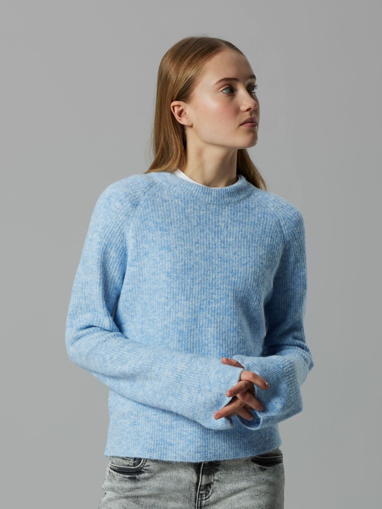 Blå stickad tröja från Lmtd, till tjej. Ungdomskläder till flicka.
NLFKLEAVE LS SHORT KNIT NOOS
13245653