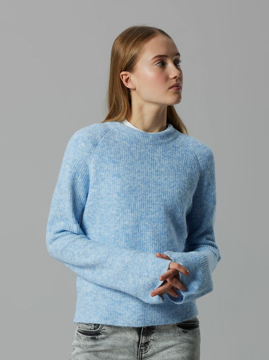 Blå stickad tröja från Lmtd, till tjej. Ungdomskläder till flicka.
NLFKLEAVE LS SHORT KNIT NOOS
13245653