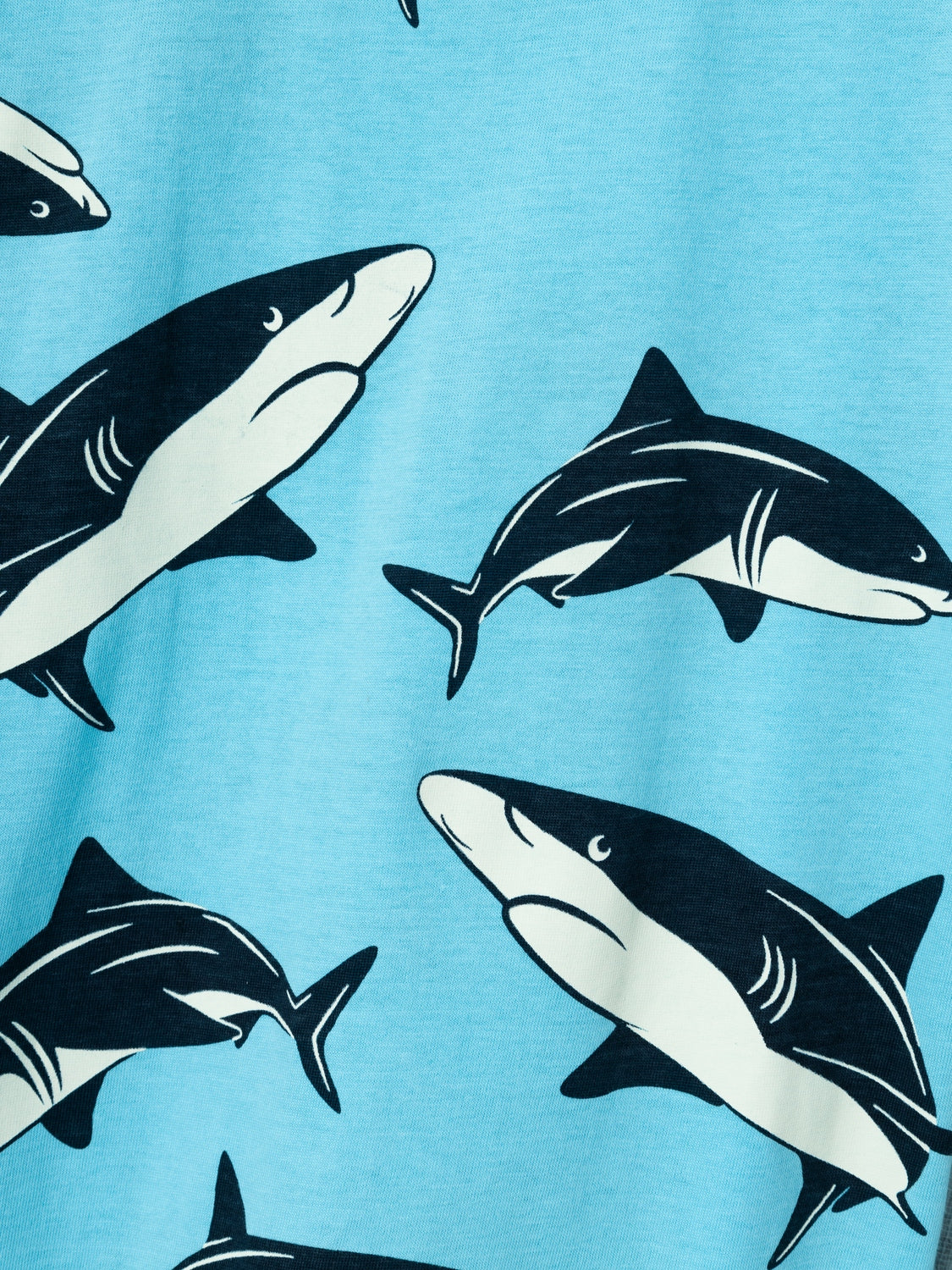 Närbild på Ljusblå Hajar T-shirt för killar