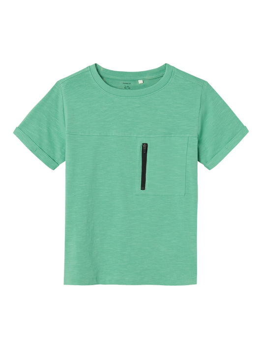 Enfärgad grön t-shirt med bröstficka till pojkar