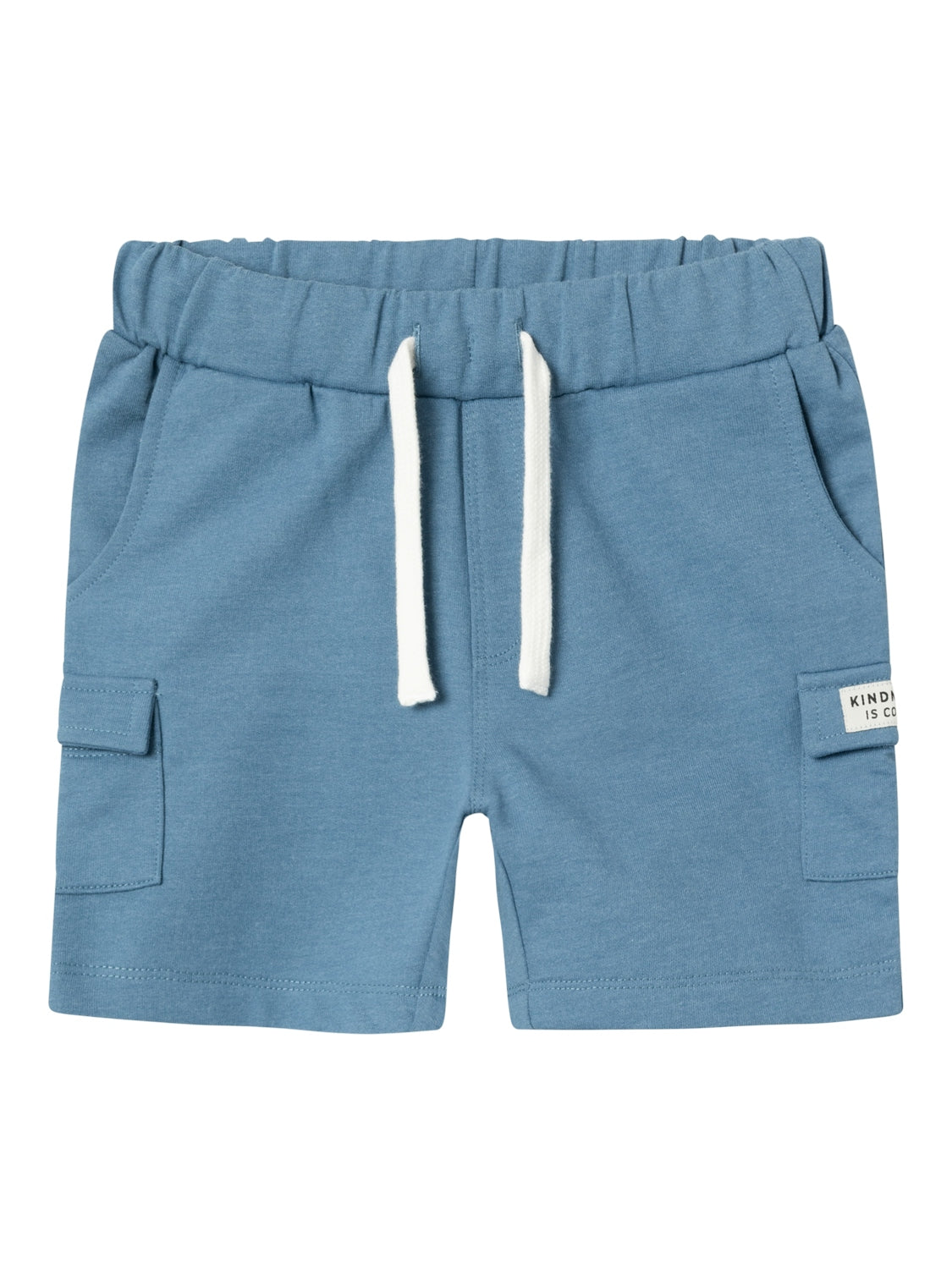 Blå mjukis shorts med fickor på låren till pojke. Barn shorts med reglerbar midja.