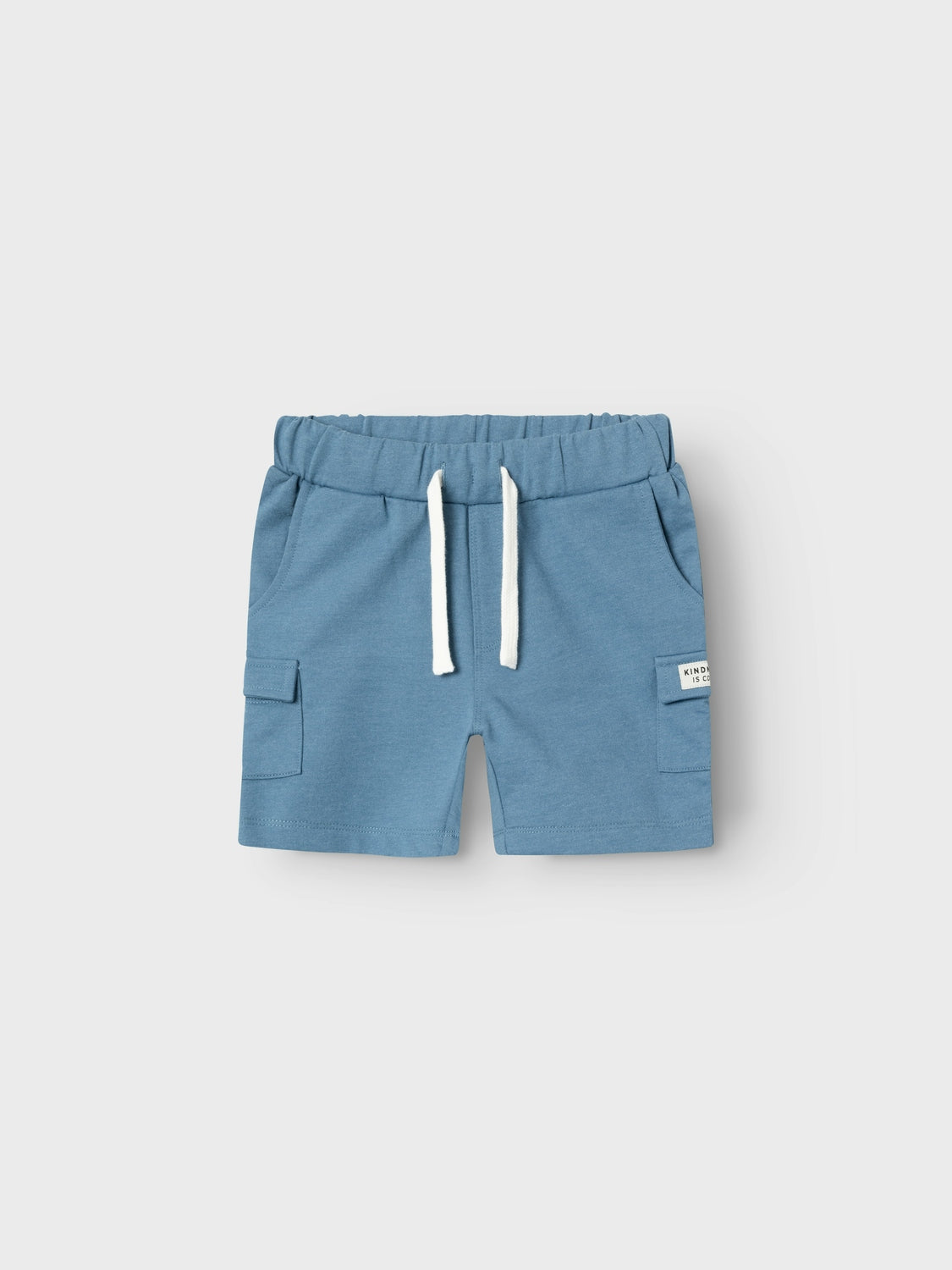 Blå mjukis shorts med fickor på låren till pojke. Barn shorts med reglerbar midja.