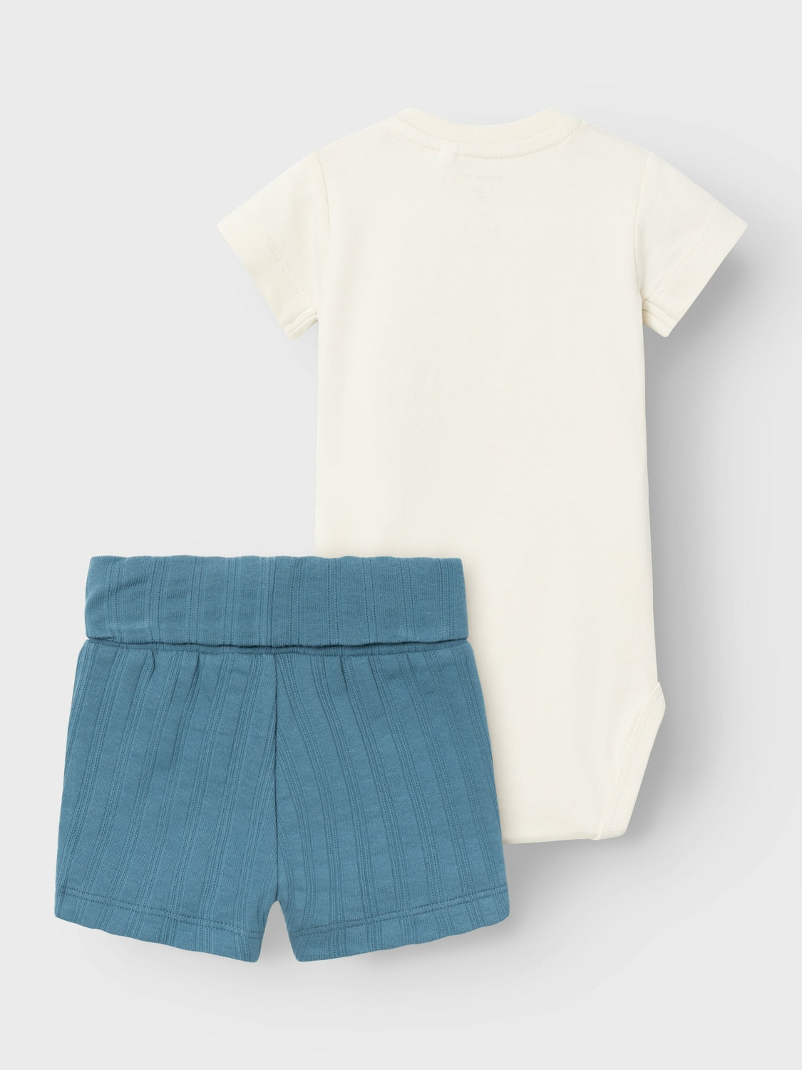 Shortsset till baby med blå shorts och en kortärmad body som har både fluga och väst. Tillverkade i ekologisk bomull.