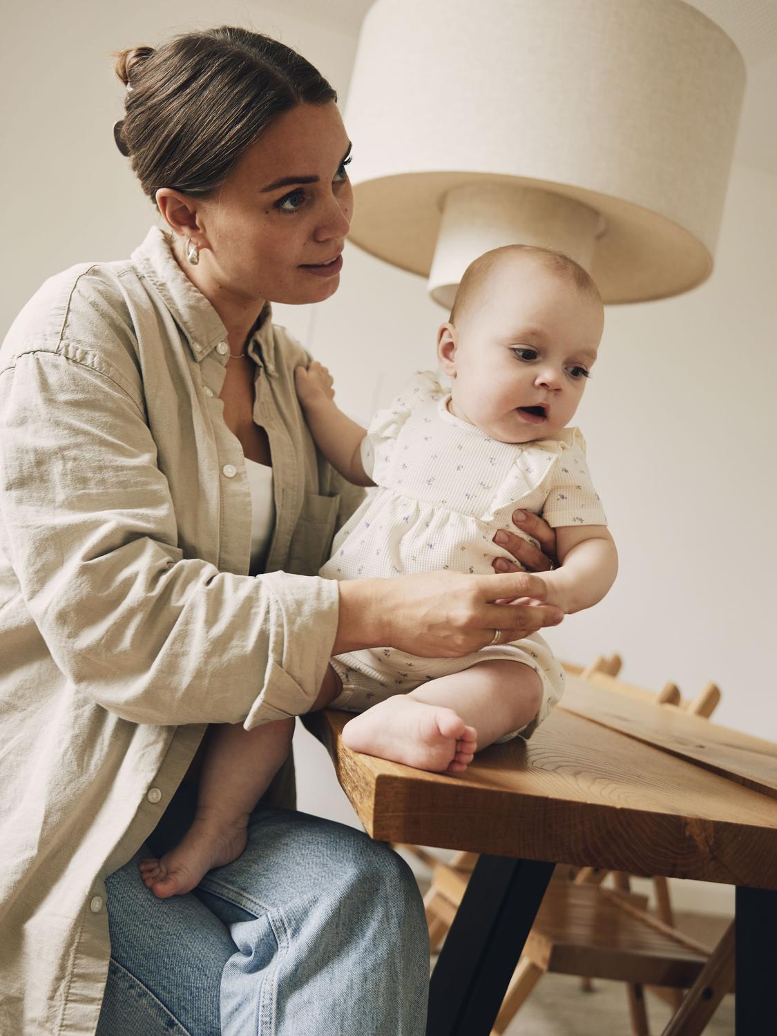 Småblommig baby klänning med kort ärm