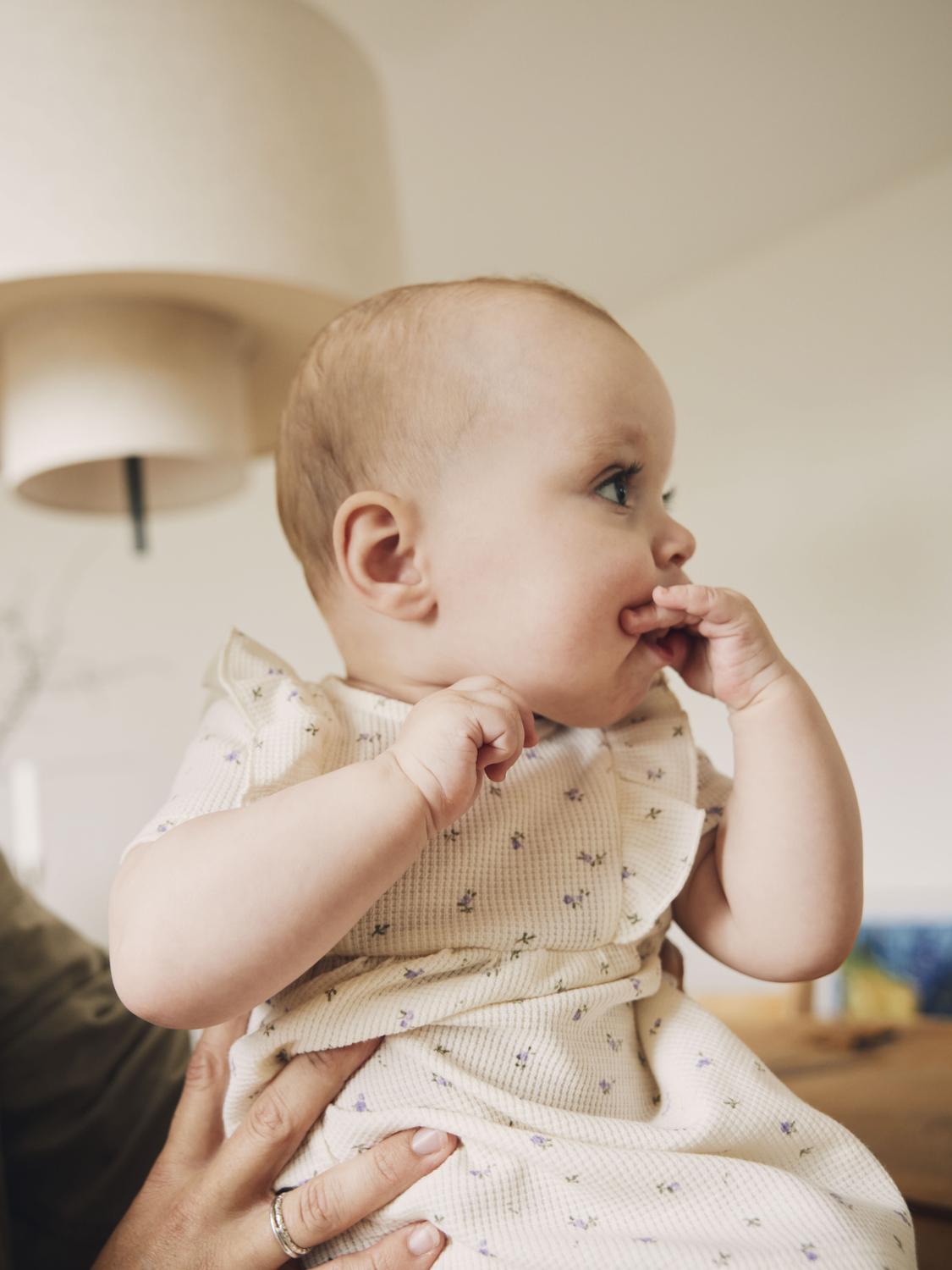 Småblommig baby klänning med kort ärm