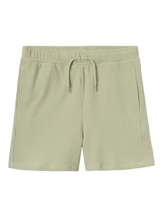 Gröna ungdoms shorts till kille. Snygg, ljus grön färg och en kvalitet som är tunn, skön och känns sval varma sommardagar.