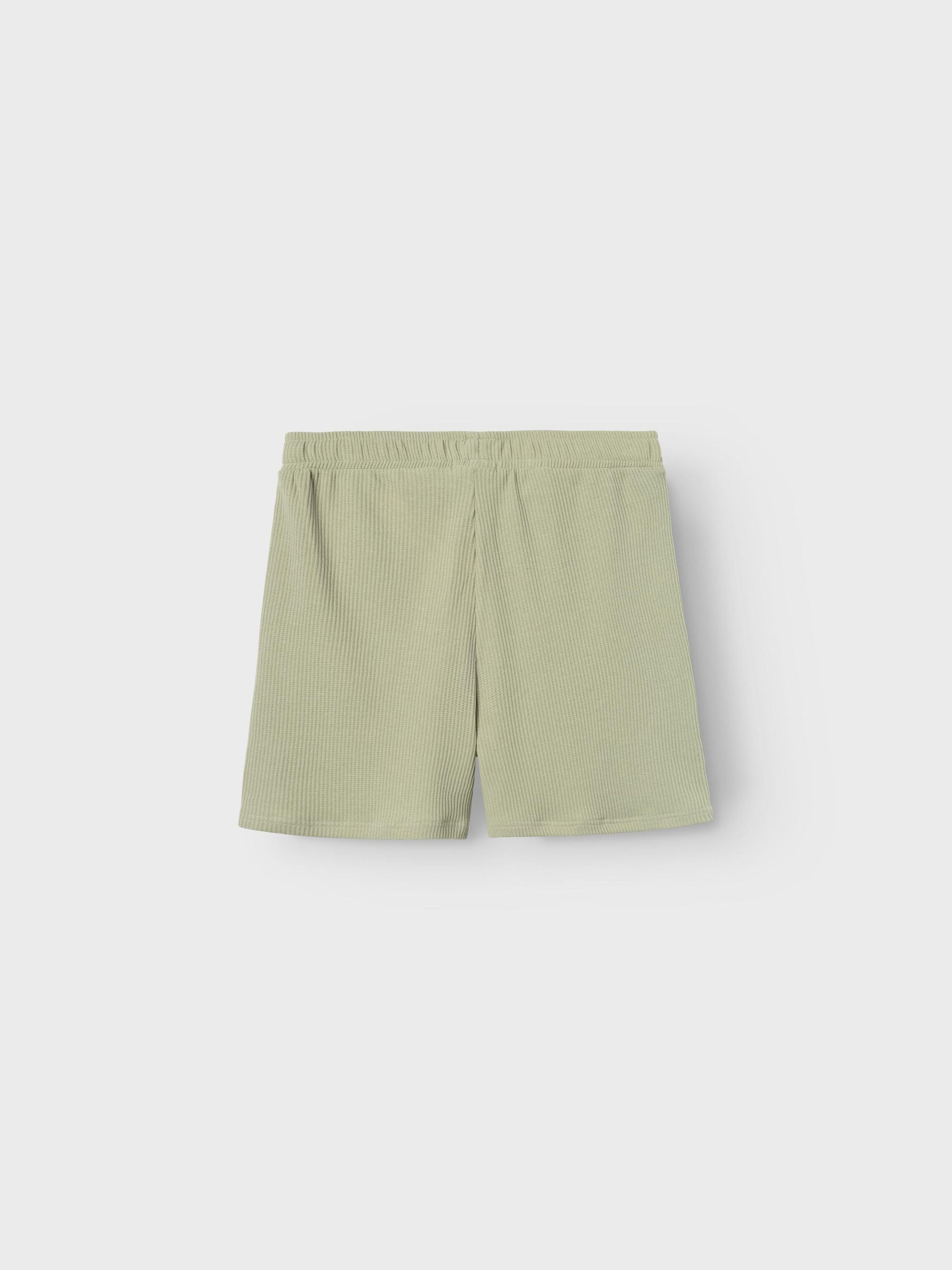 Gröna ungdoms shorts till kille. Snygg, ljus grön färg och en kvalitet som är tunn, skön och känns sval varma sommardagar.