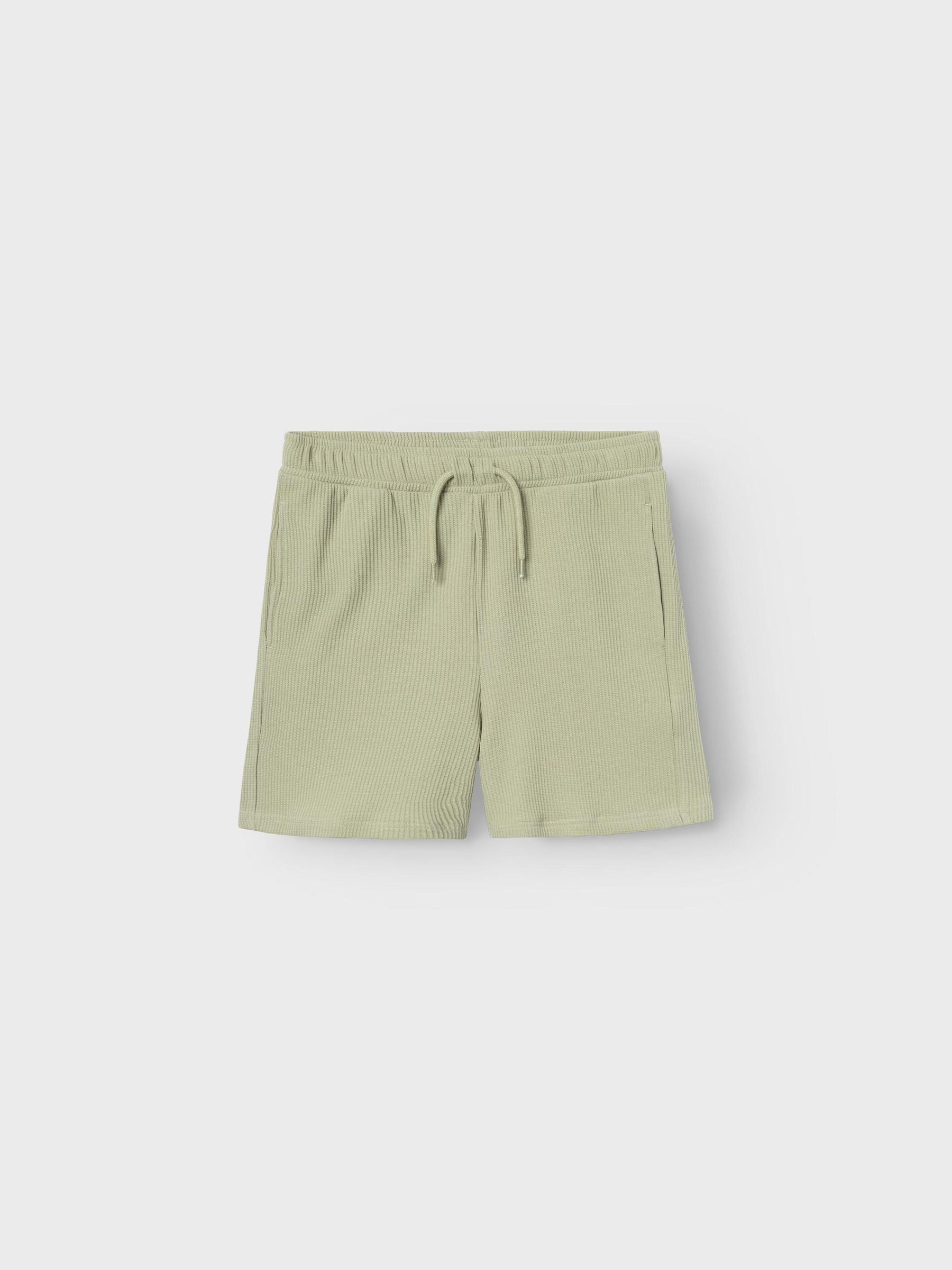 Gröna ungdoms shorts till kille. Snygg, ljus grön färg och en kvalitet som är tunn, skön och känns sval varma sommardagar.