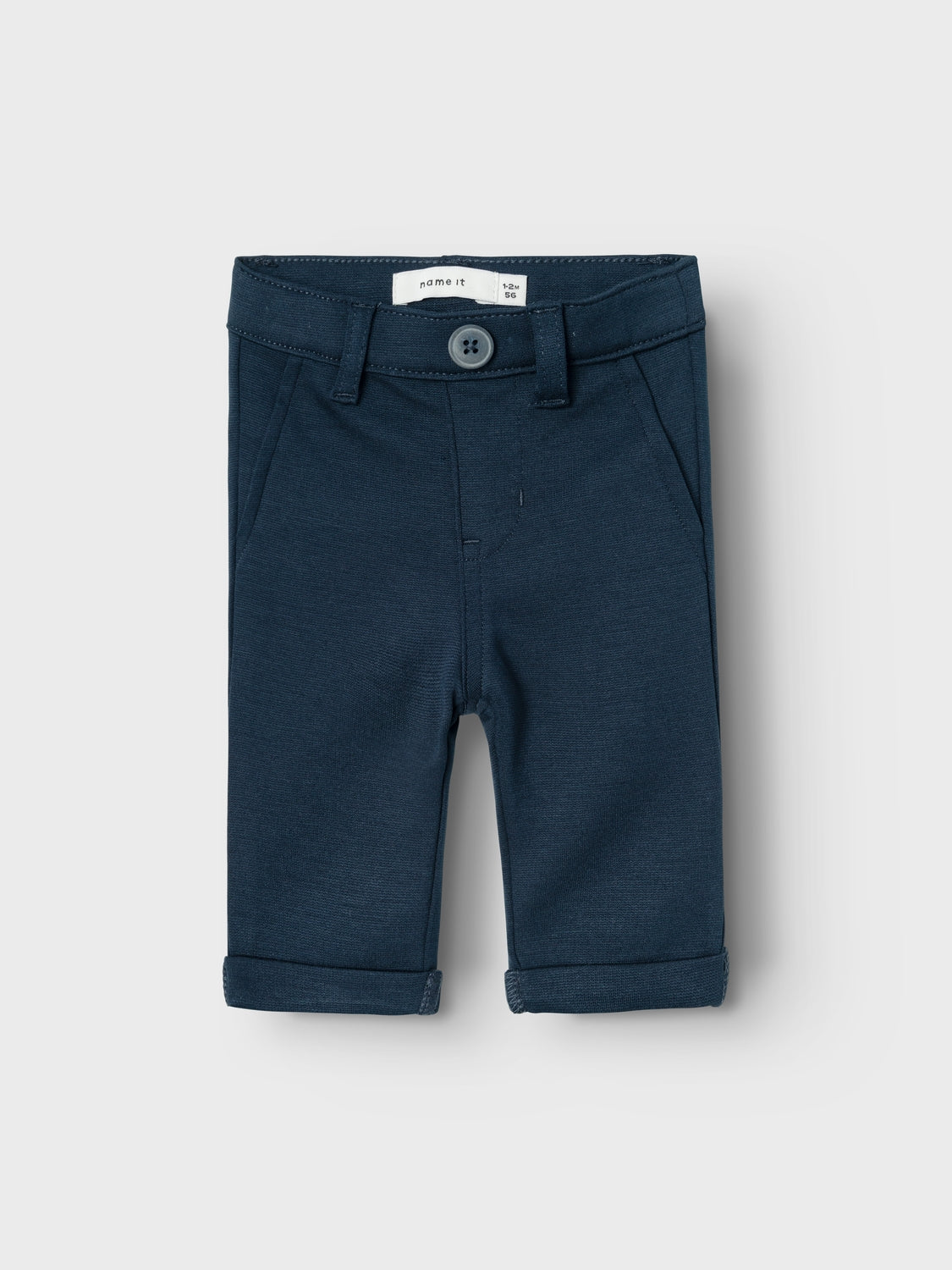 Bebis byxa som ser ut som en chino. Baby byxor i chinos modell som känns som en mysbyxa. Marin blå, snygg byxa till nyfödd.